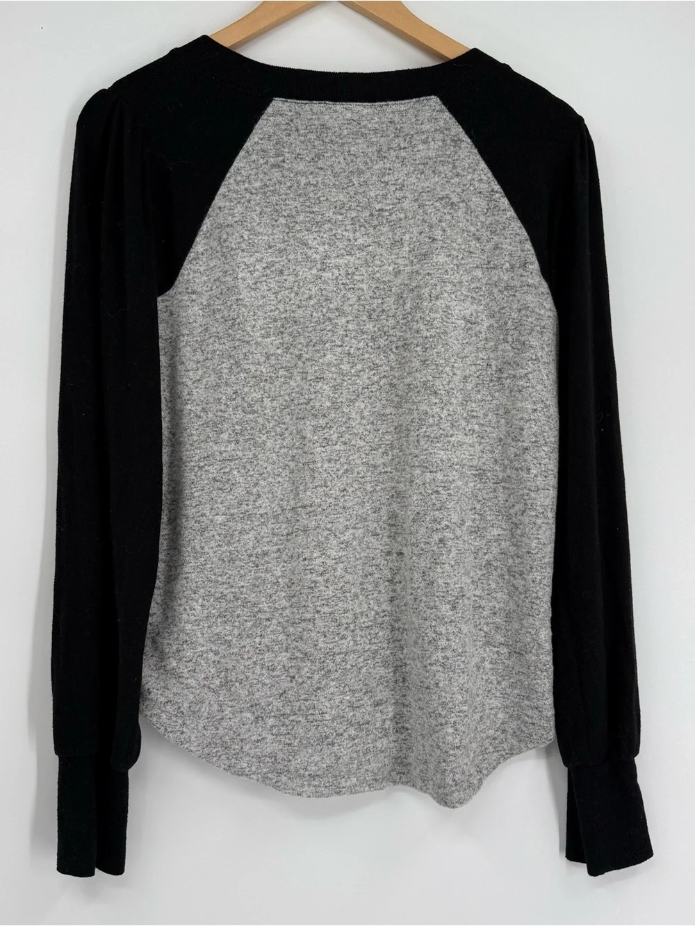 Evereve Gray/Black Long Sleeve Baseball Tee Top Raglan Plush Size S Sporty